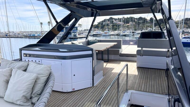 FERRETTI 720